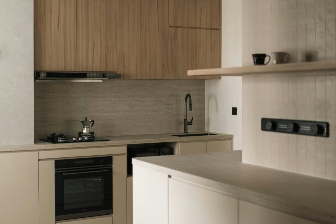 Marmorio ceramic countertop - bright travertine-look Dekton surface with linear striping - view 3