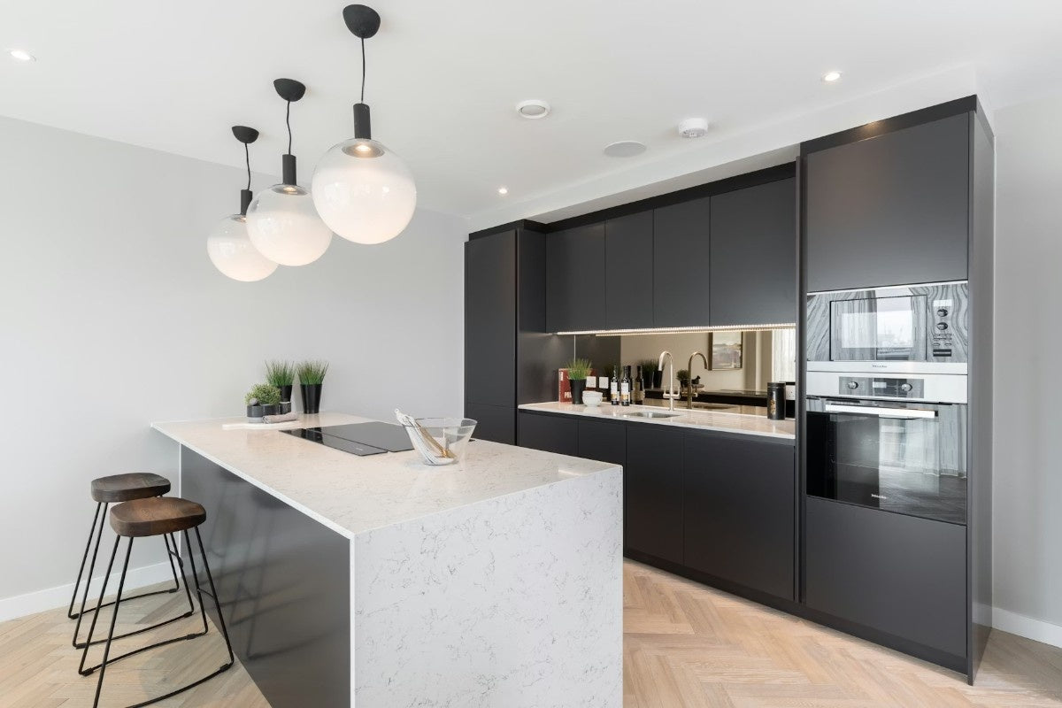 White Arabesque quartz countertop - white and grey marbled Silestone Outlet surface - view 3