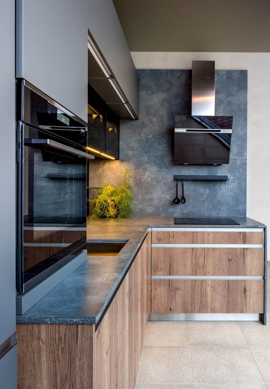 Residente Dark quartz countertop - dark grey concrete-look TechniStone surface - view 3